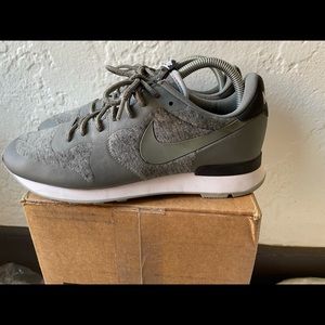 Nike women’s internationalist shoes